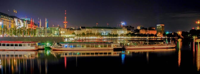 Alsterdampfer nachts am Jungfernstieg